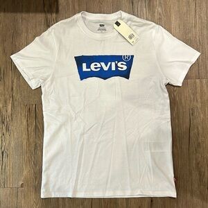 White Levi’s Tshirt